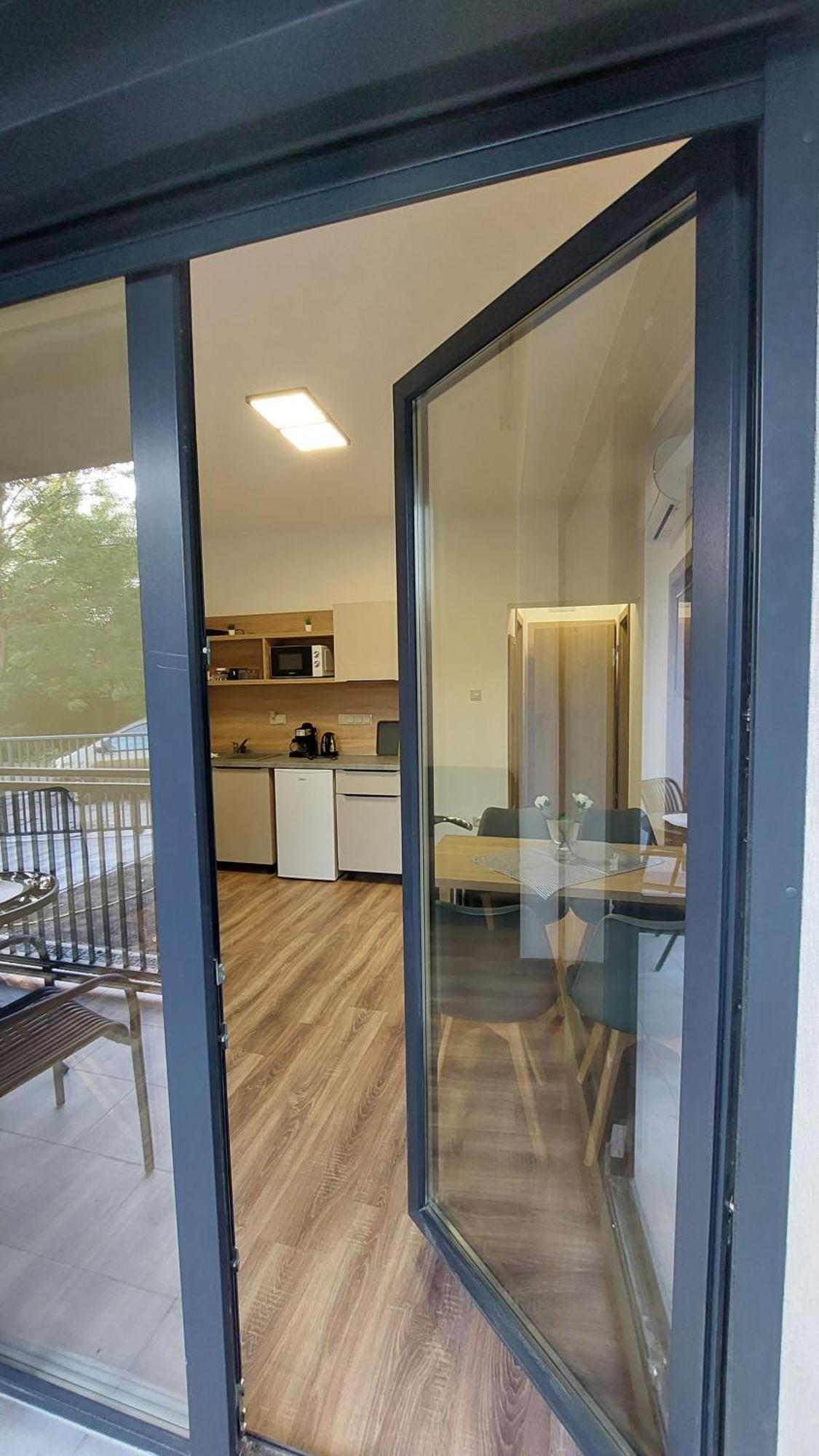 Csaladi Kikoeto Apartman Jula Exterior foto