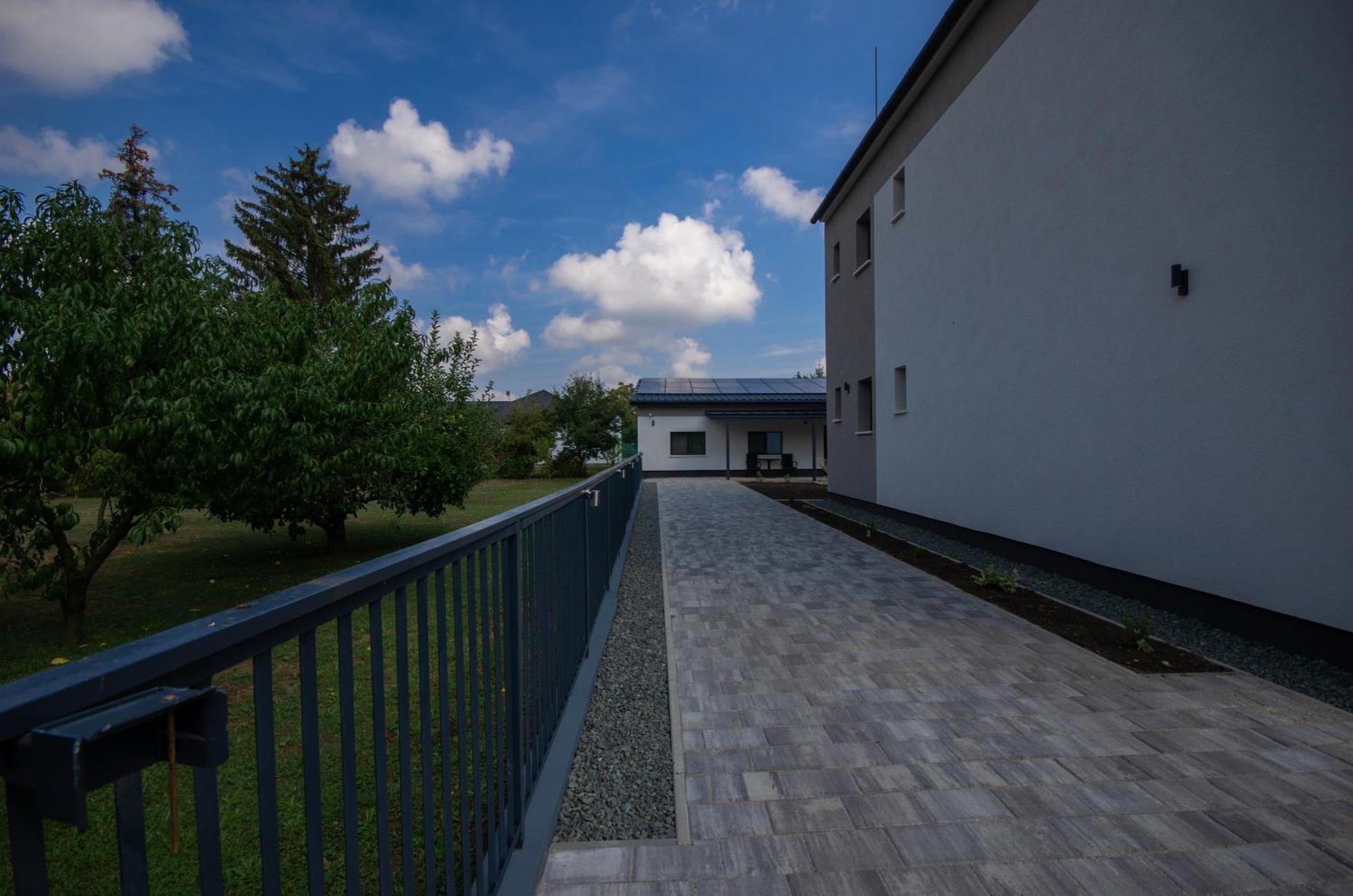 Csaladi Kikoeto Apartman Jula Exterior foto